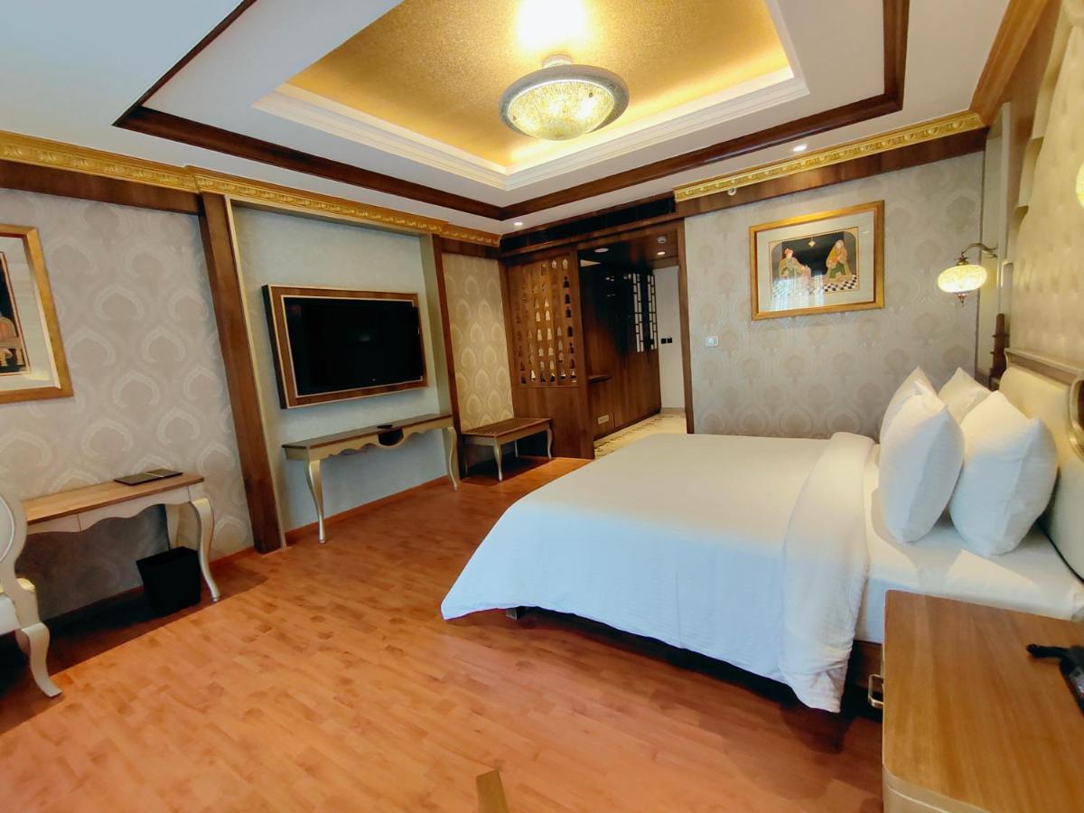 Deluxe King Pool Facing