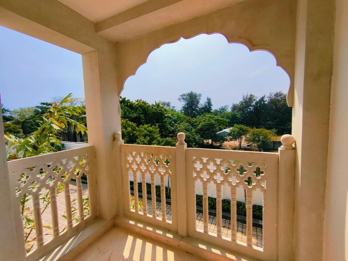 Deluxe Twin Room – Pathway View