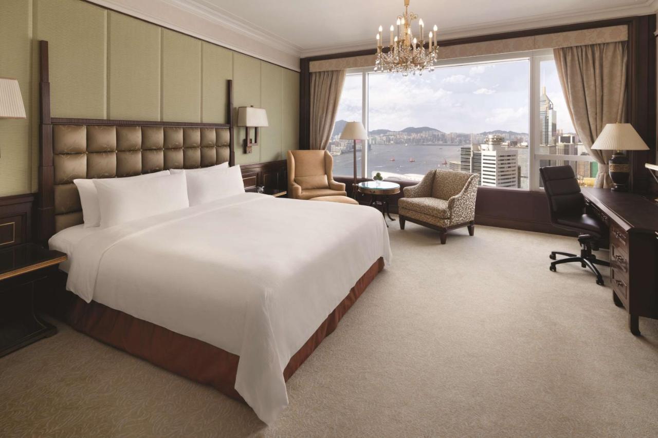 Island Shangri-La Deluxe Harbour View King Room