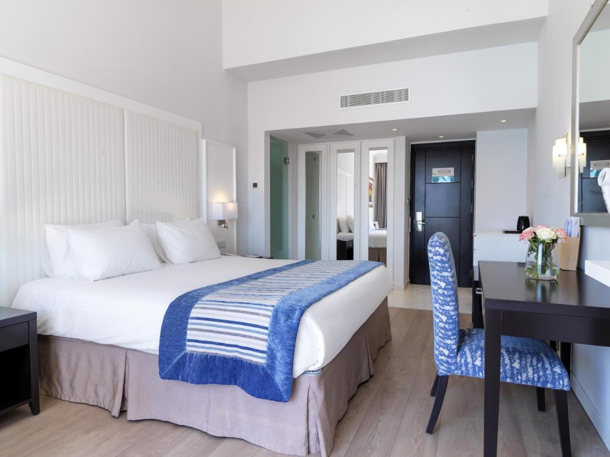 Deluxe Room Pool & Garden View