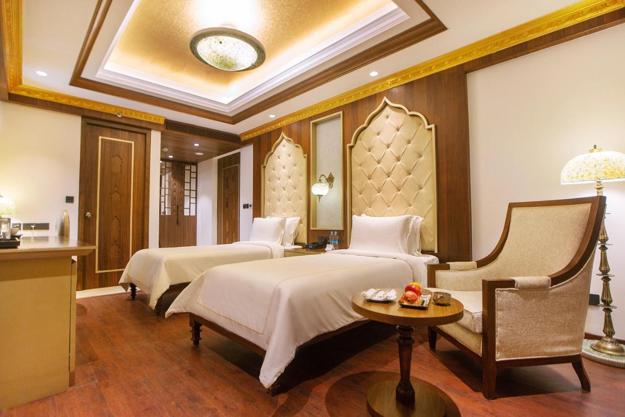 Deluxe Twin Room – Pathway View