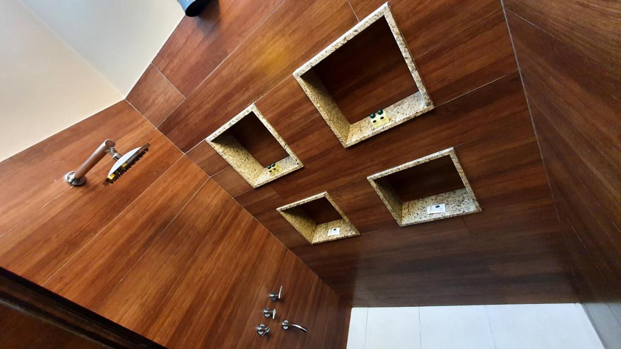 Habitación con cama grande y balcón