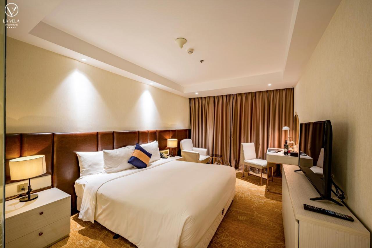 Premier Deluxe King Room – Balcony City View