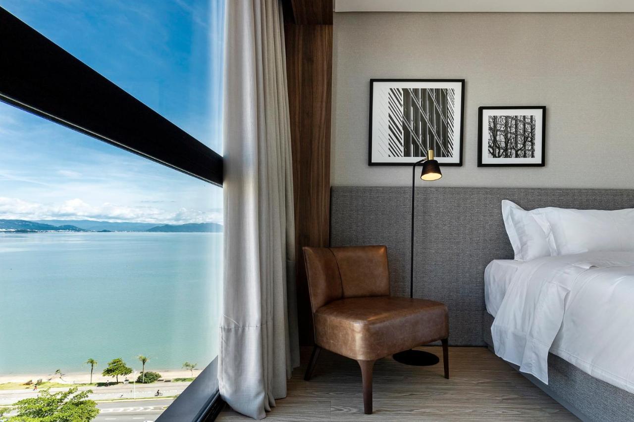 Superior King Room with Partial Sea View