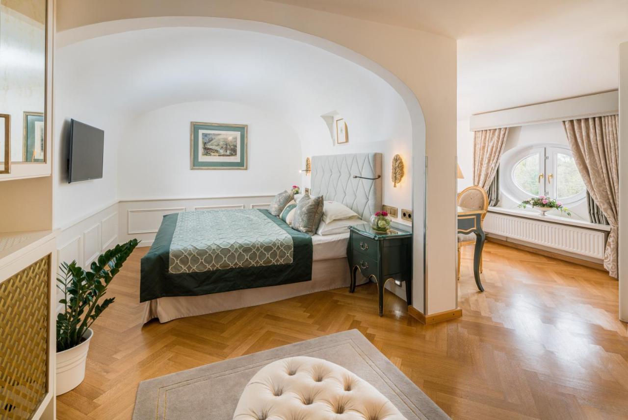 Romantic Double Room City View Bath Tub