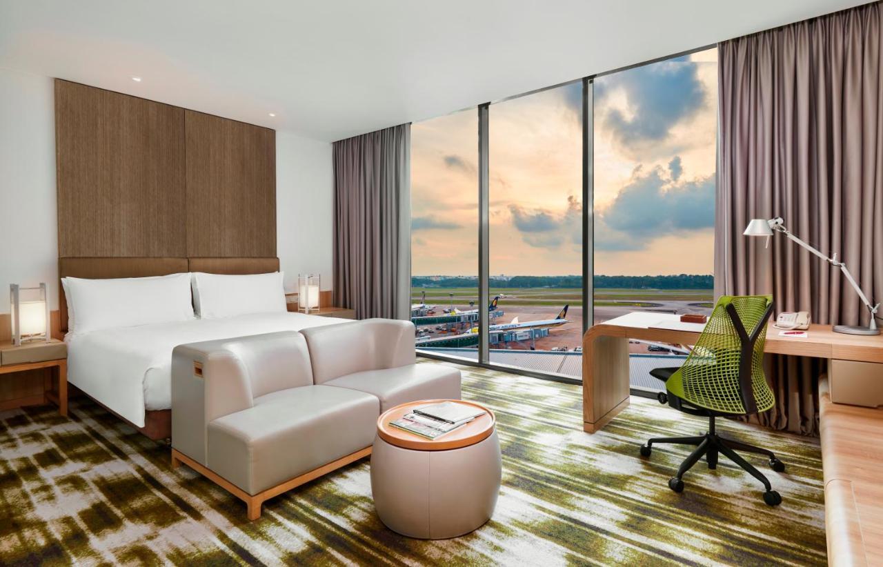 1 King Bed Standard Runway View,1277306203:JPEG