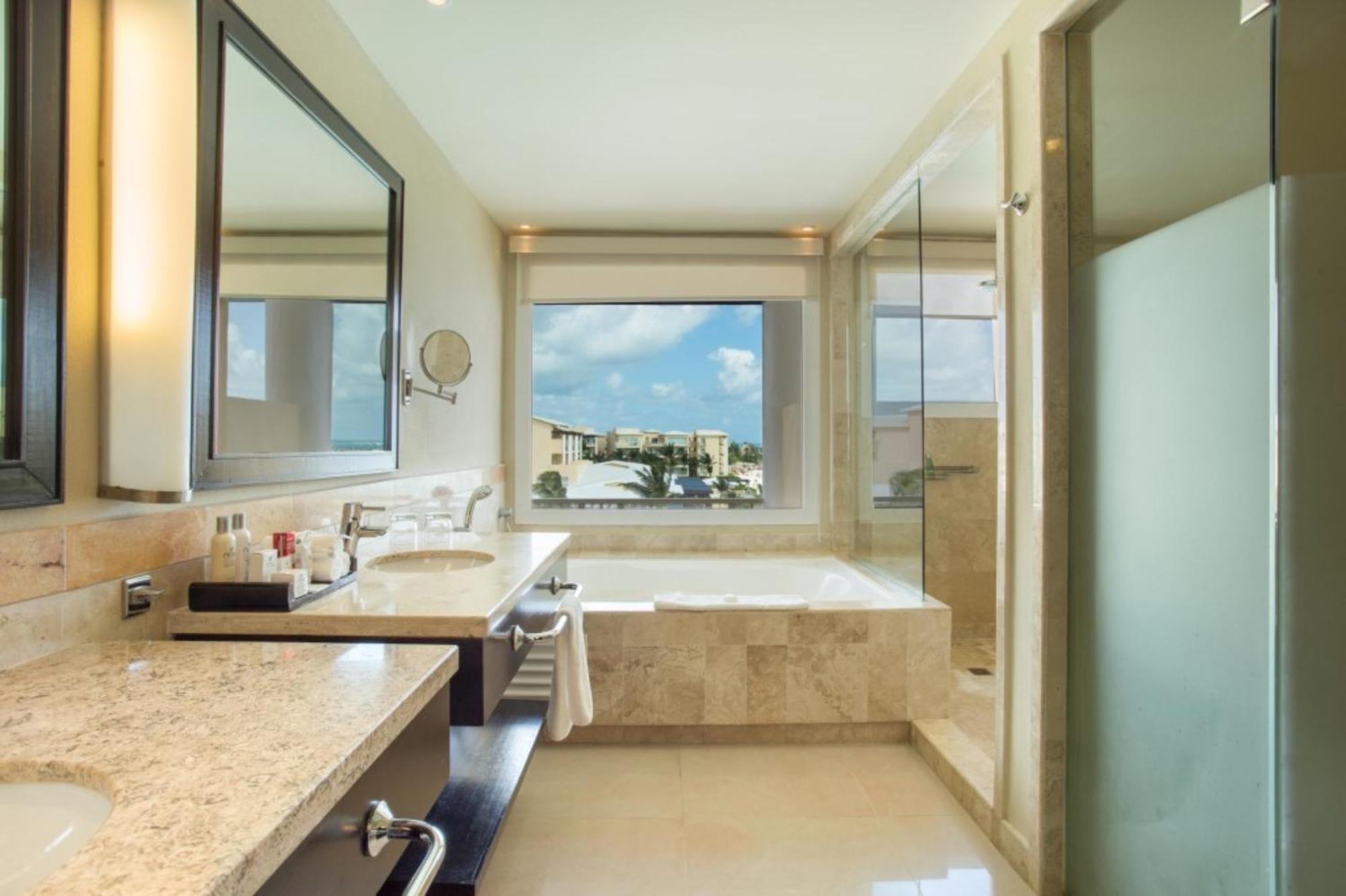 Junior Suite Ocean View King Bed