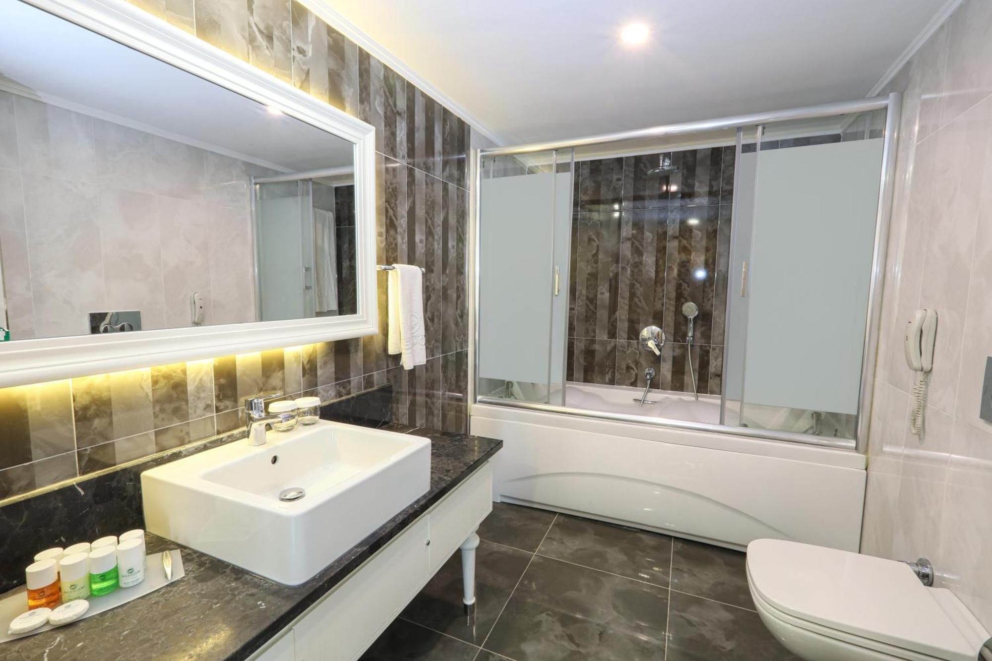 Standard Suite Spa Bath