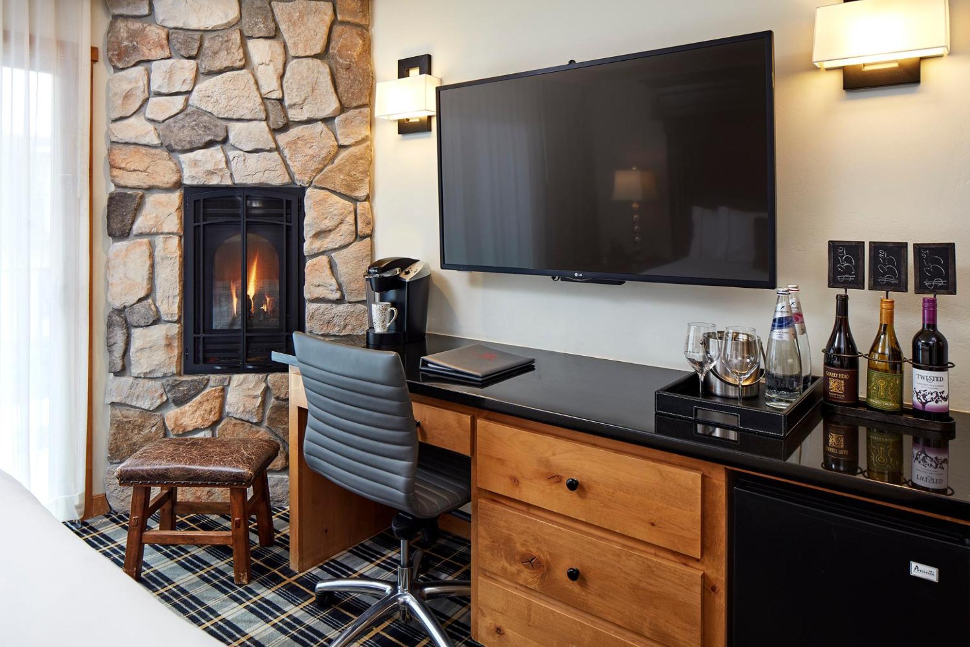 Lakeview room with one King Bed