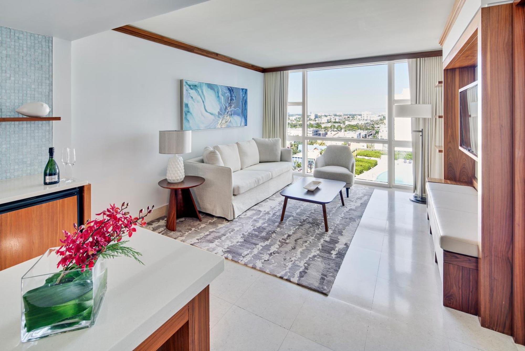 One-Bedroom Apartment King Bed City View