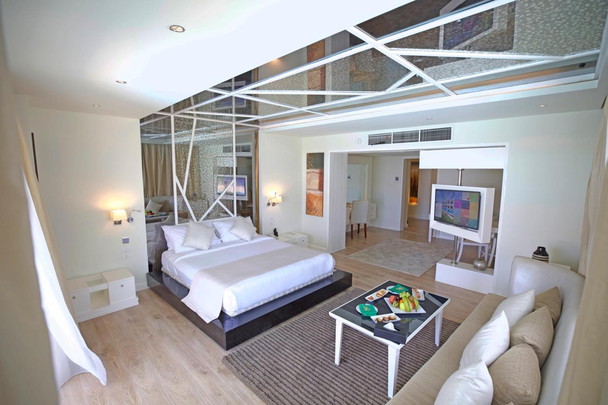 Honeymoon Suite Posh Club,1212372607:JPEG