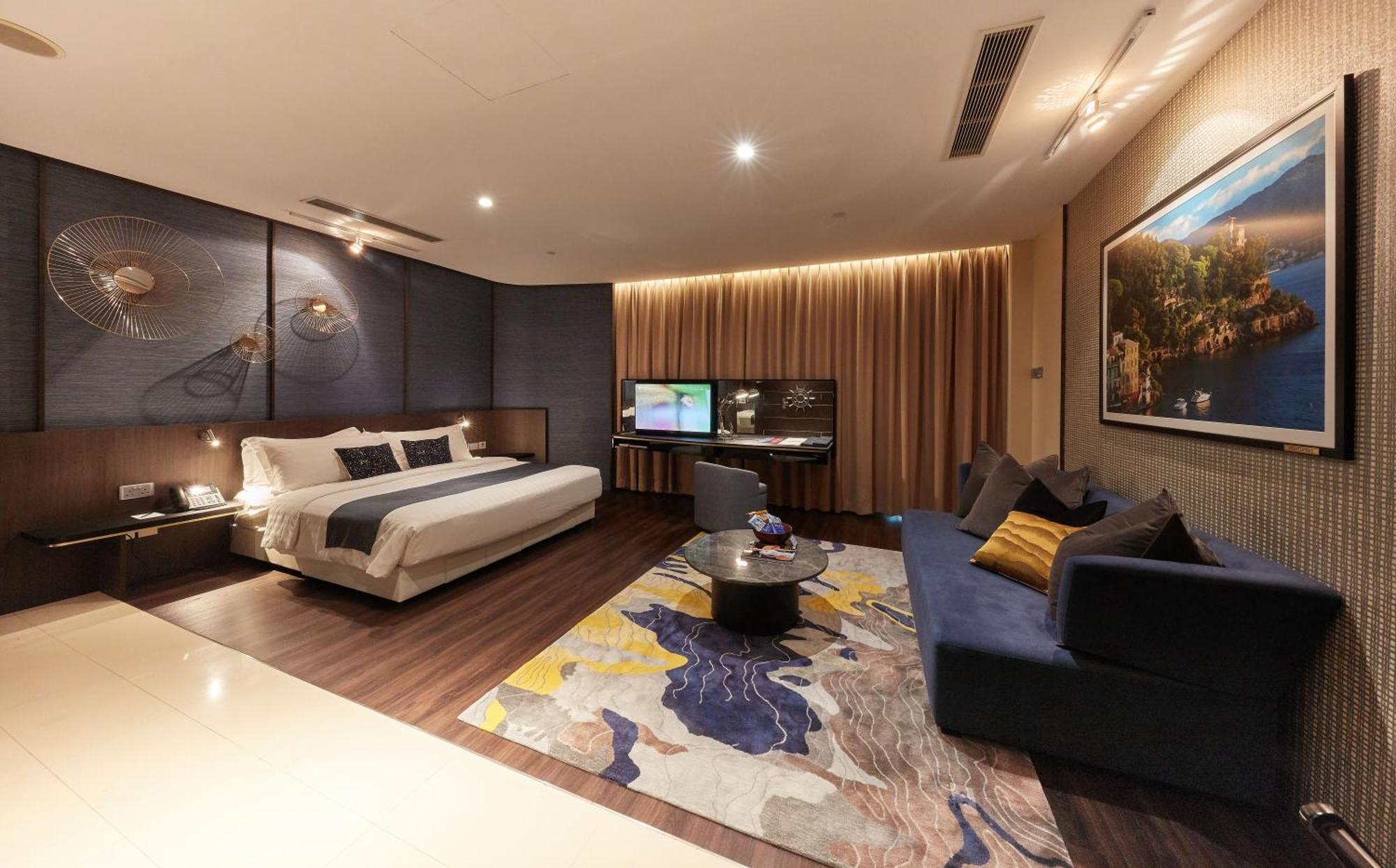Monte Carlo 2 Suite Room