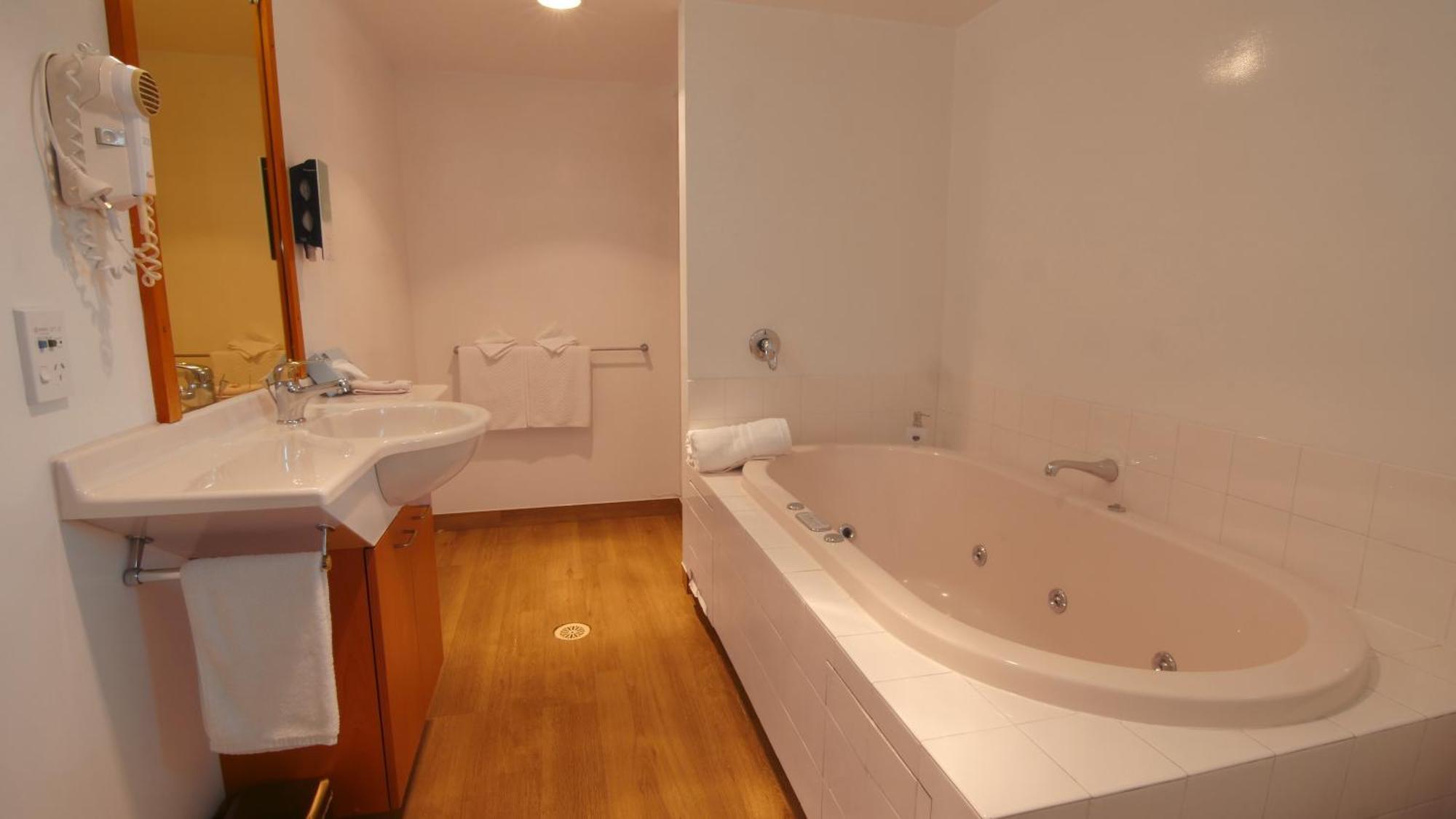 One-Bedroom Apartment Spa Bath