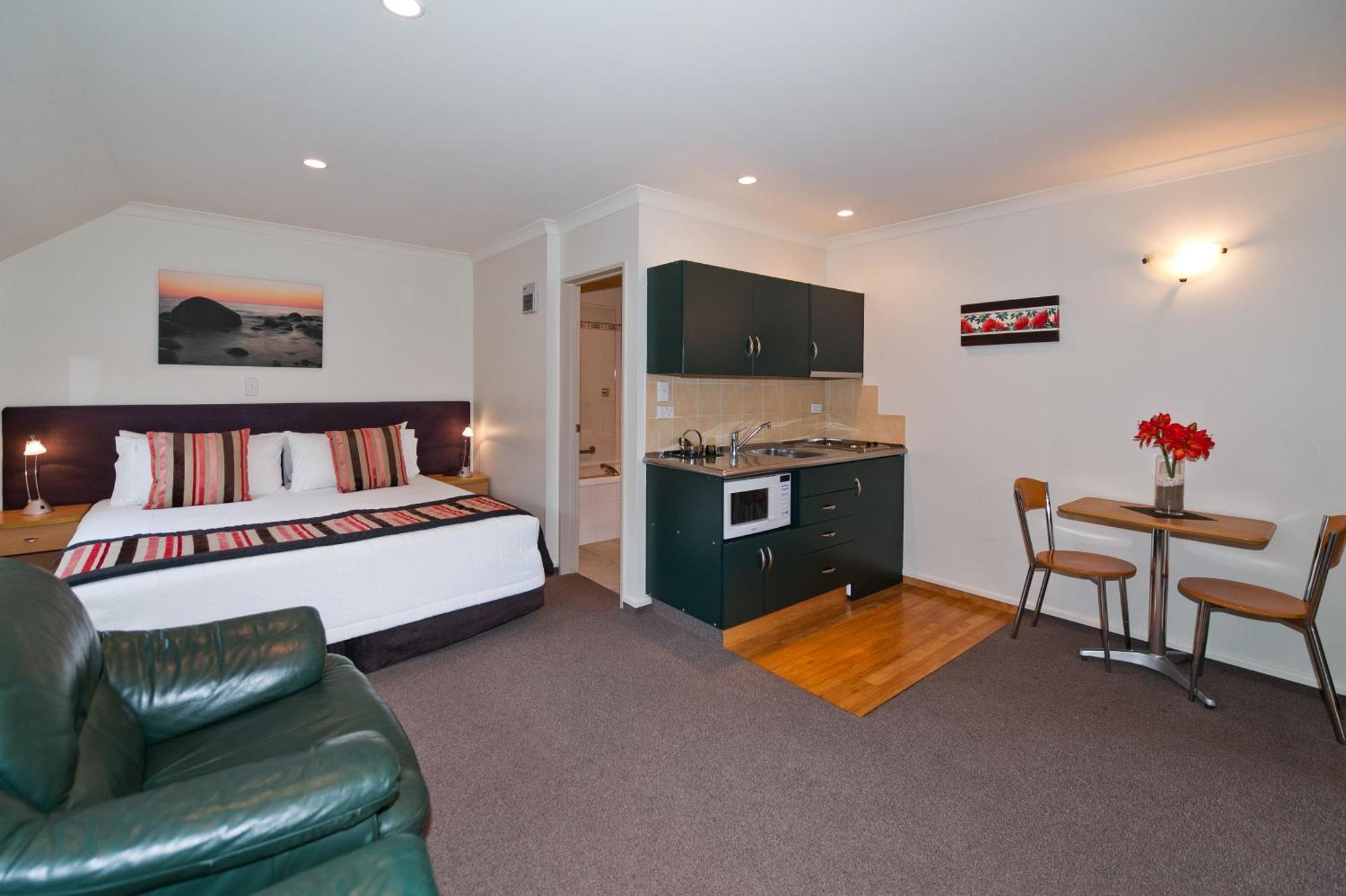 One-Bedroom Apartment,704289319:JPEG