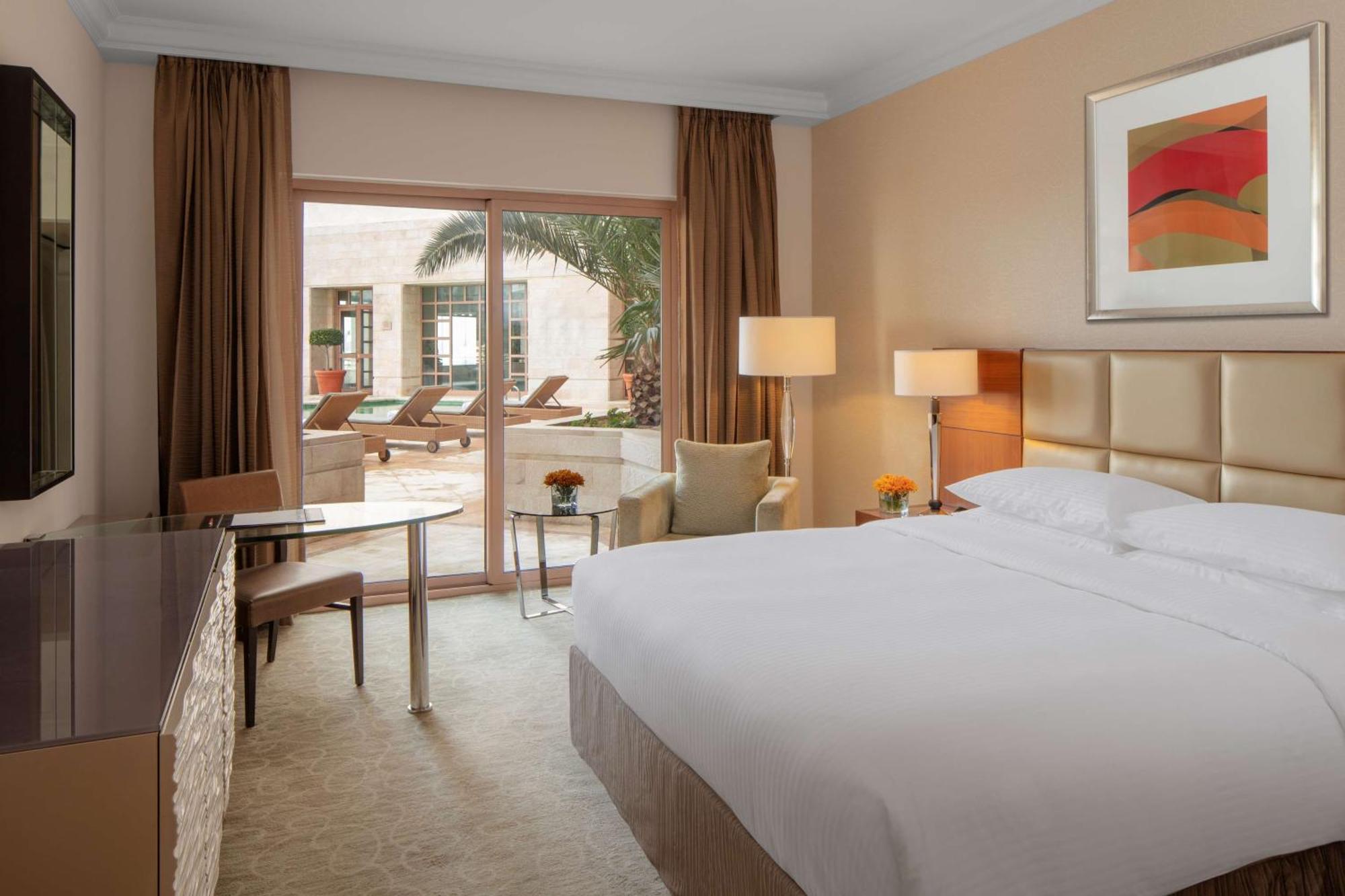 Deluxe King Room Poolside Access