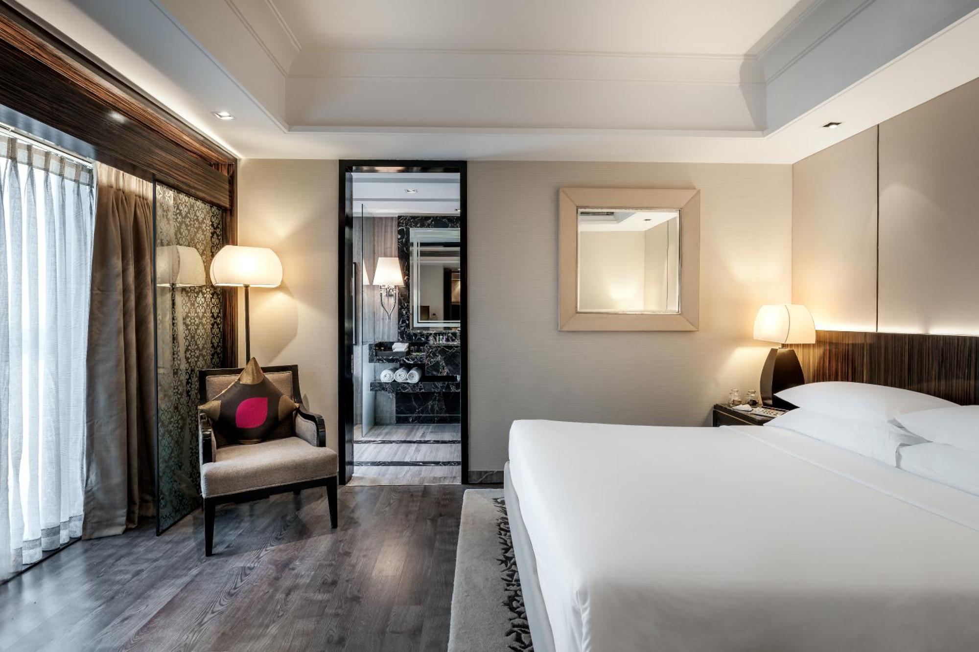 Suite with Living Room - 20% discount on Food & Beverage, Spa, Laundry and club access