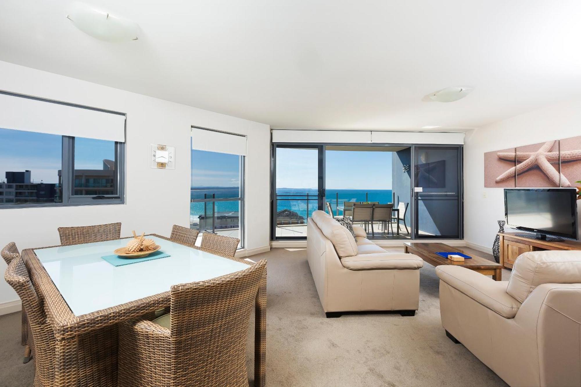 Superior One-Bedroom Apartment Water View