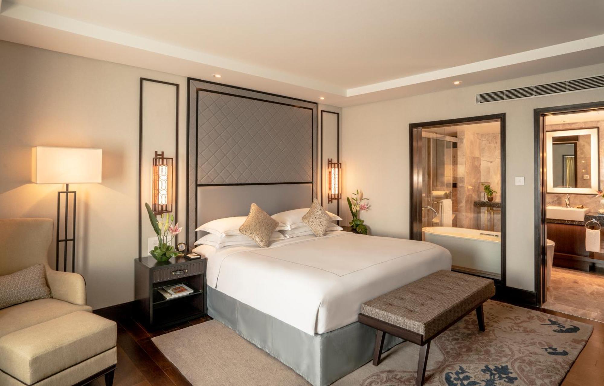 Executive Suite With Lounge Access & One -Way Airport Transfers,1221815434:JPEG