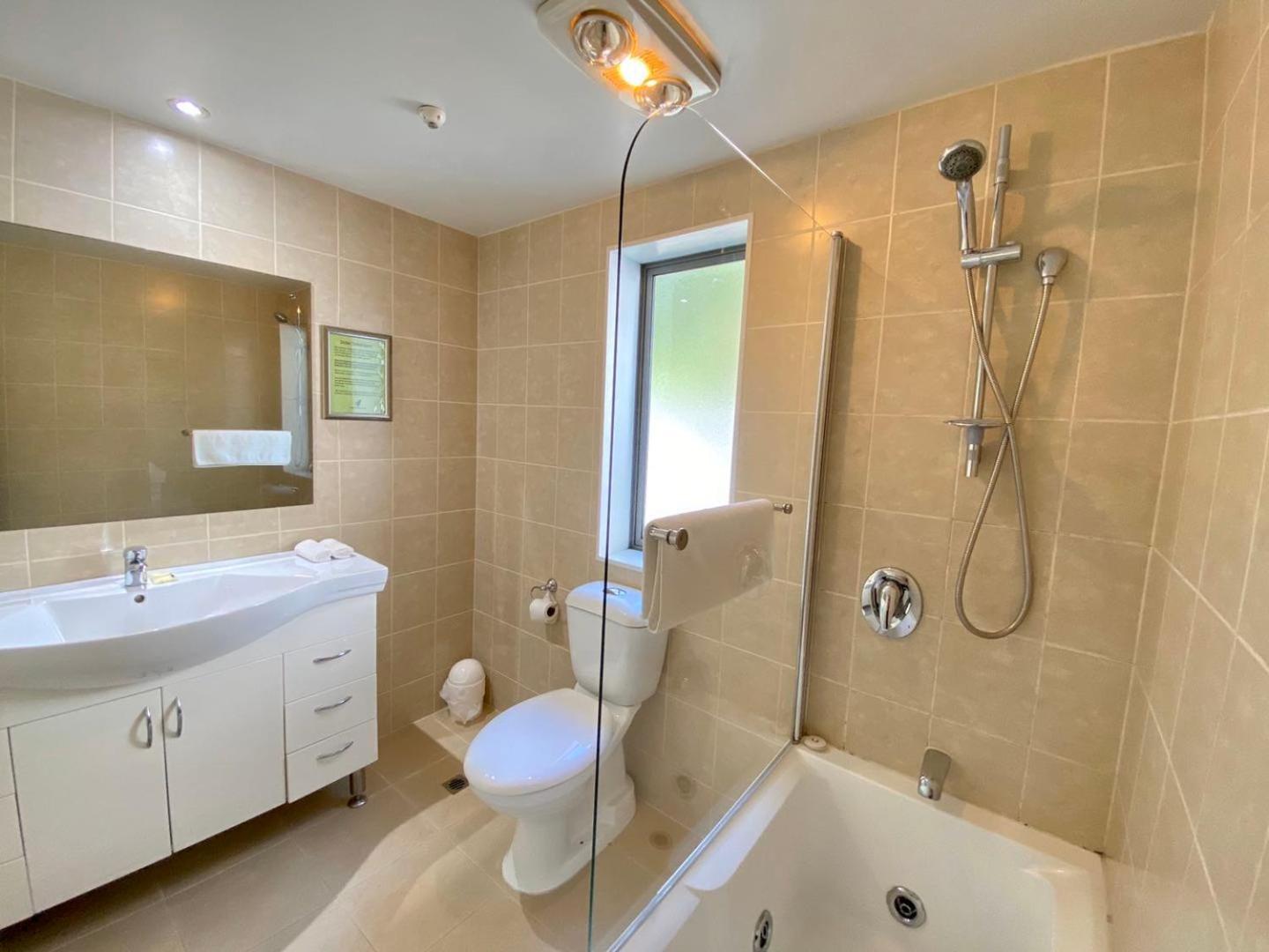 One-Bedroom Apartment Spa Bath