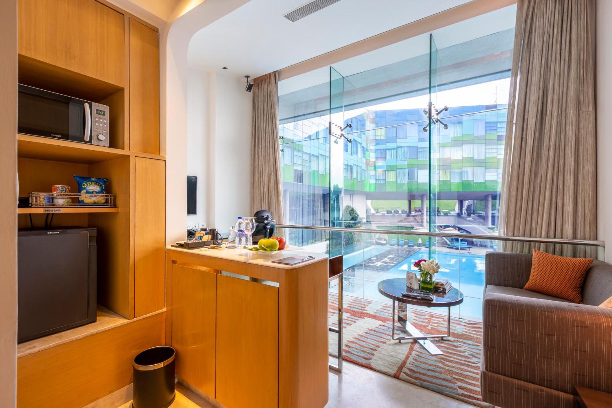 Loft Suite Pool View King Bed