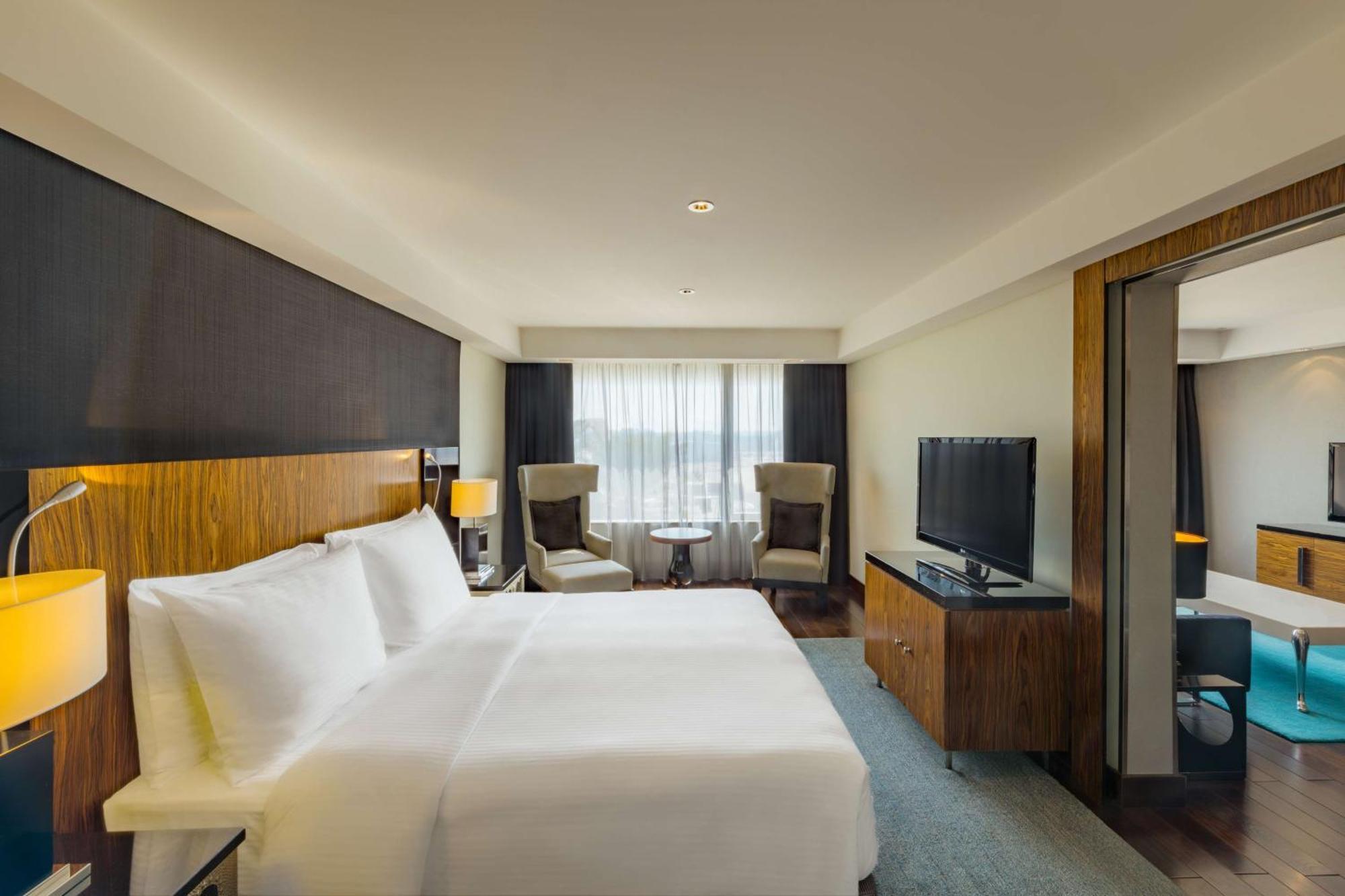 Suite with Lounge Access