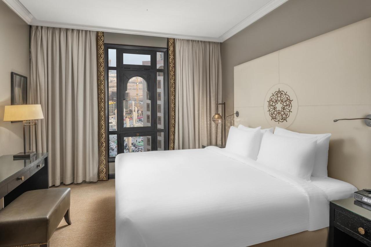 Deluxe Club Room,1 King Bed,1253243419:JPEG