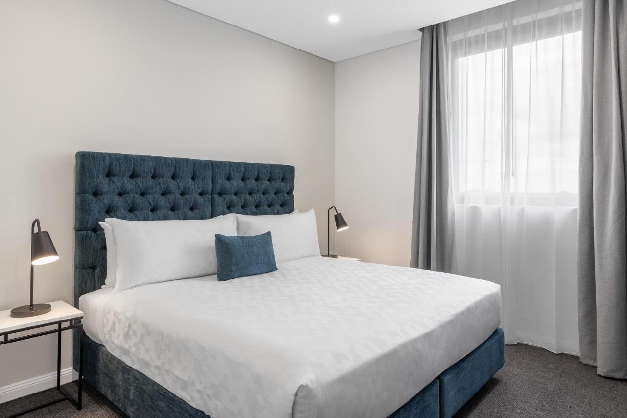 One-Bedroom Luxury King Suite