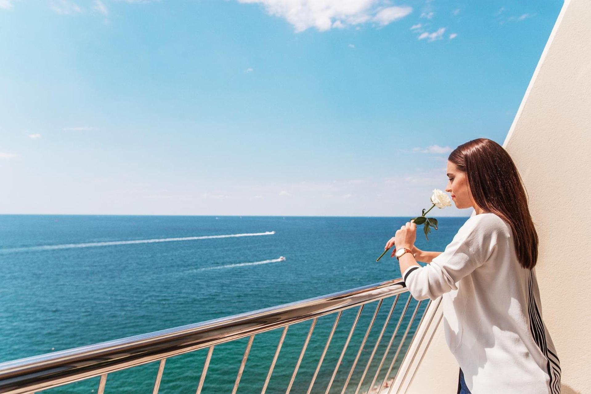 Deluxe Tweepersoonskamer met 1 of 2 Bedden en Extra Bed - Balkon en Uitzicht op Zee