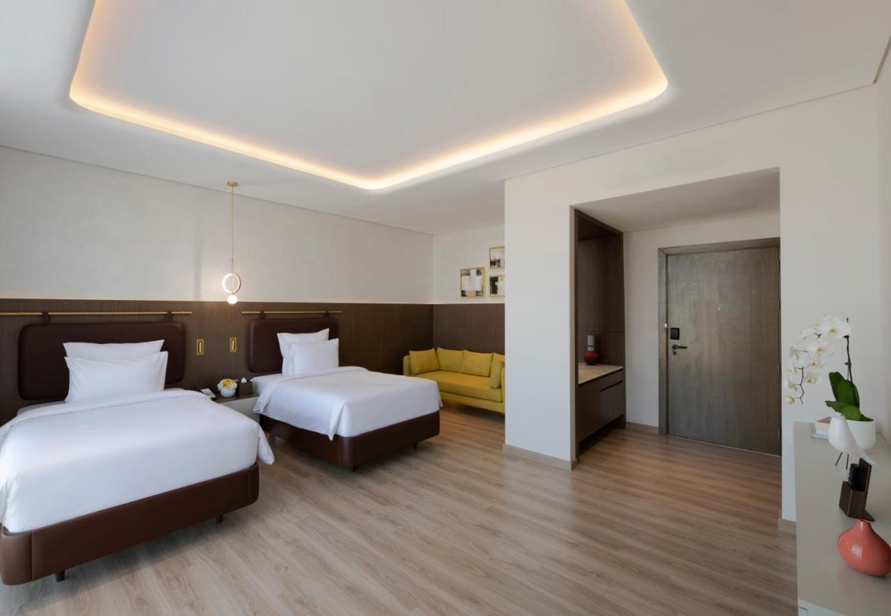 Deluxe Twin Room Panoramic City View Shuttle to the Beach Mall & Metro Station,1244185843:JPEG