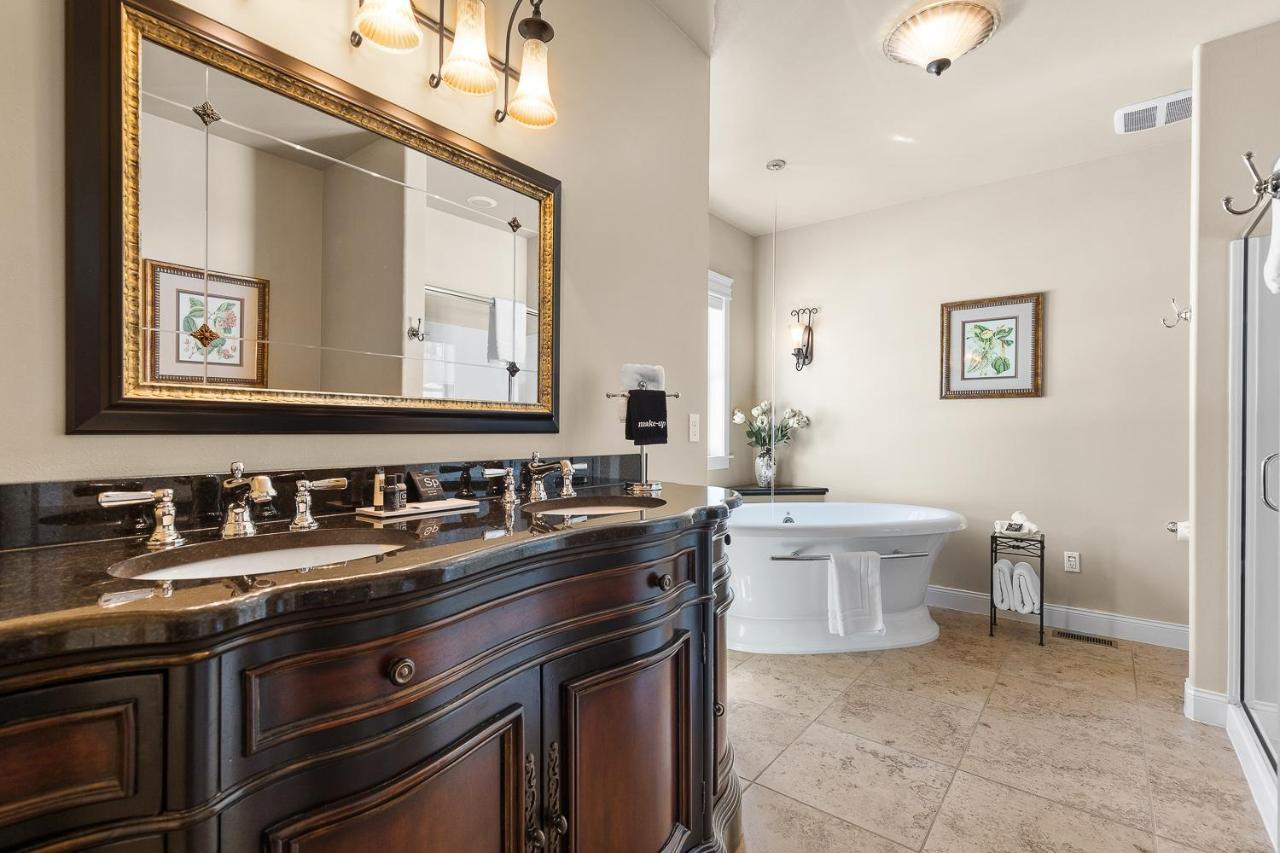 Suite with Hot Tub