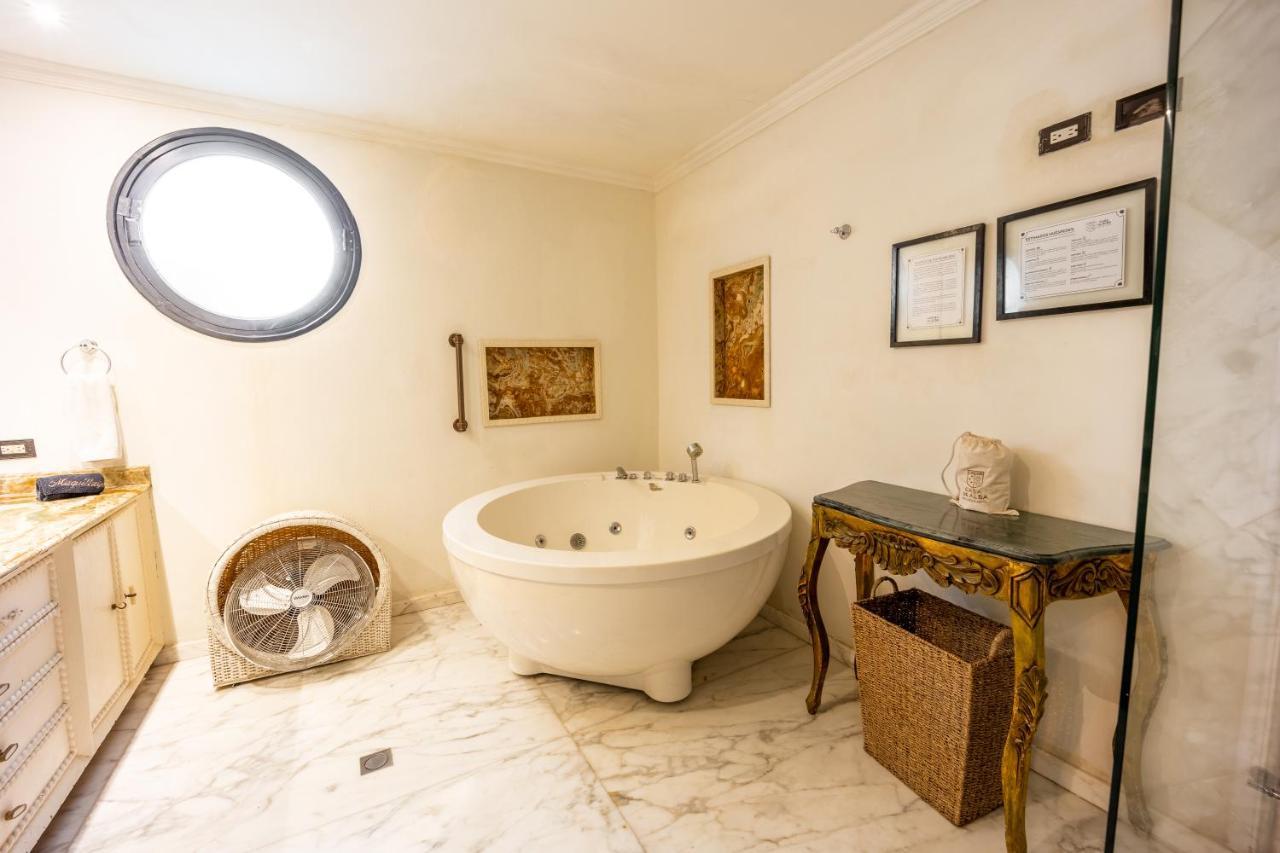 Deluxe Suite Spa Bath