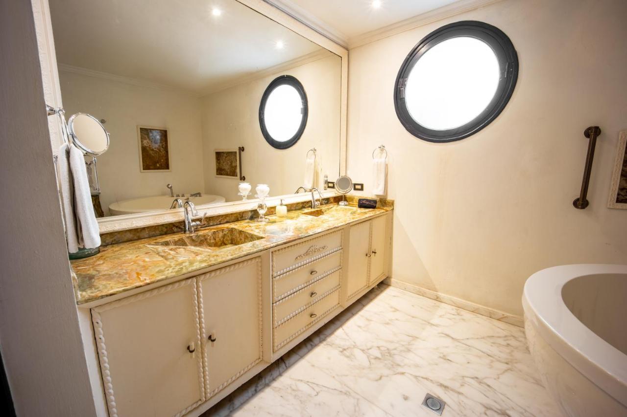 Deluxe Suite Spa Bath