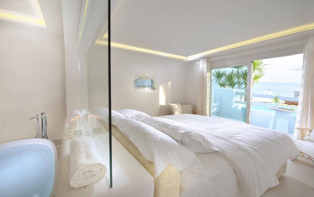 Suite Élégante avec Piscine Privée - Vue sur Mer