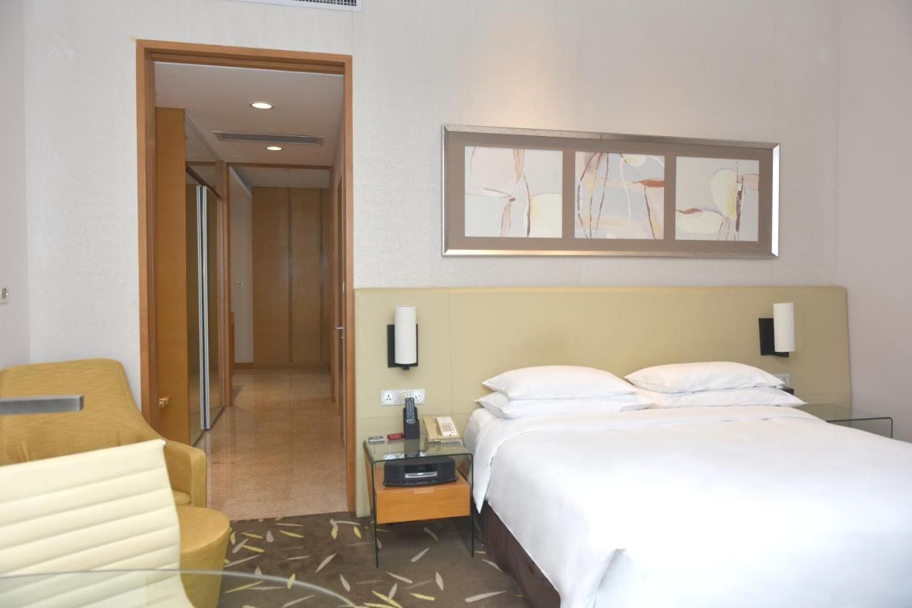 One-Bedroom Suite Lounge Access