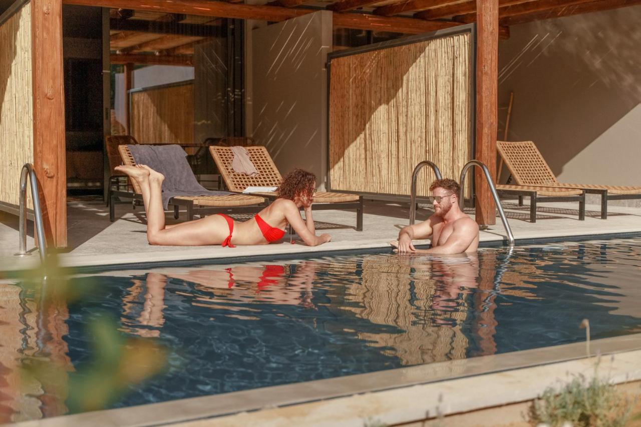 Double Swim up Pool Rooms