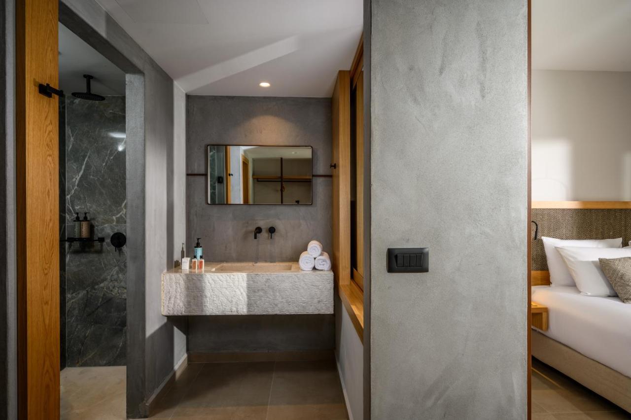 Deluxe Room Pool Access