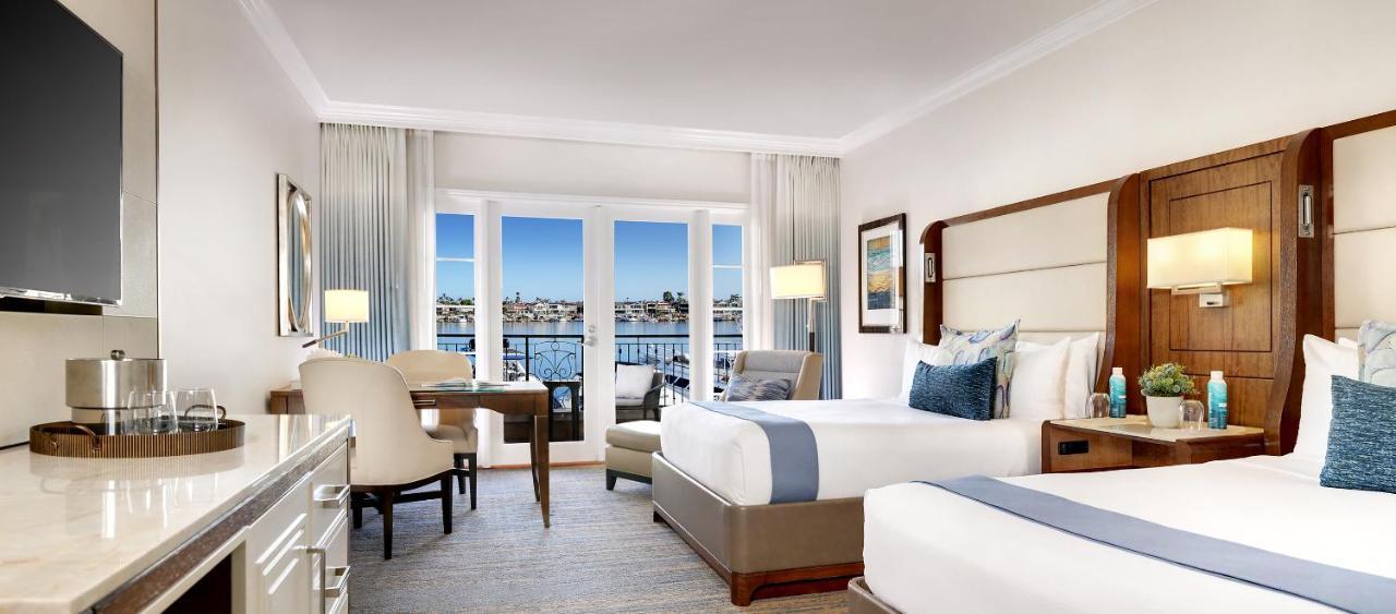 Habitación con 2 camas grandes y vistas a la bahía