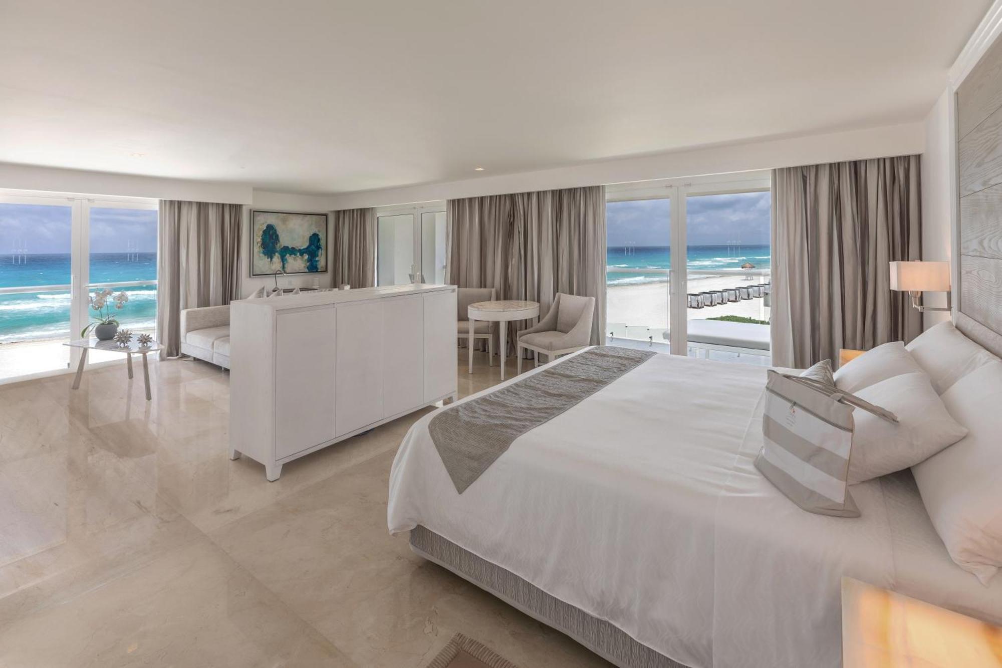 Royale Governor Suite Ocean Front King Size Bed,1589150752:JPEG