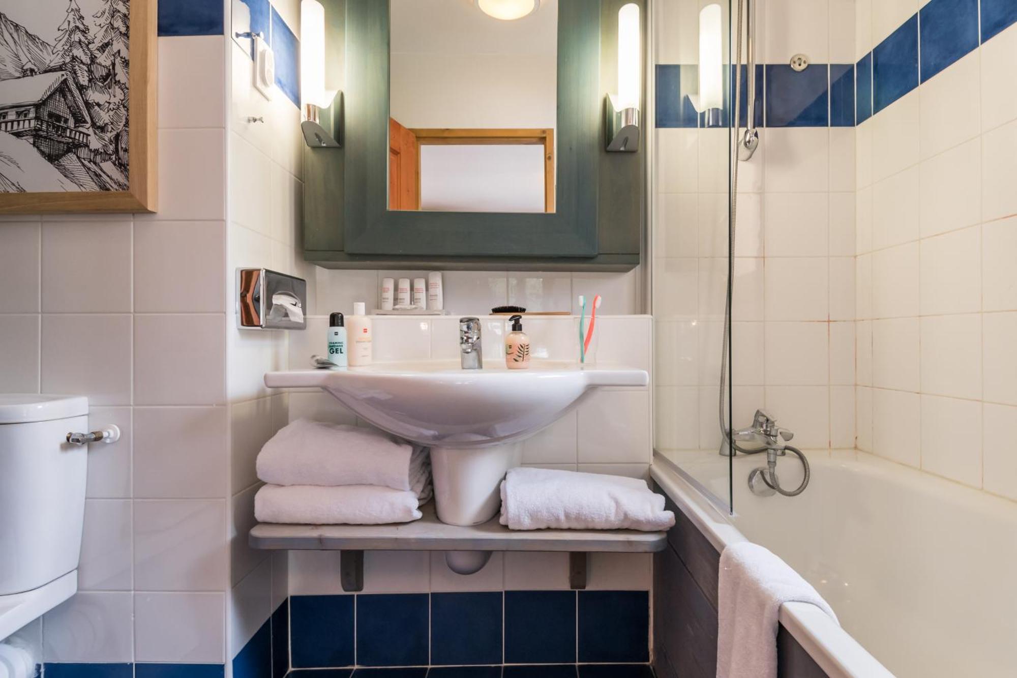Superior Three-Bedroom Apartment - access to the outdoor pool (8 People),1273789903:JPEG