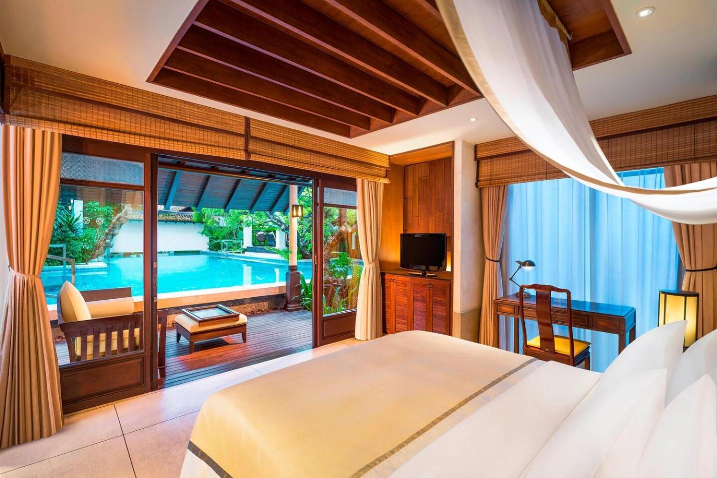 Pool Access Suite King