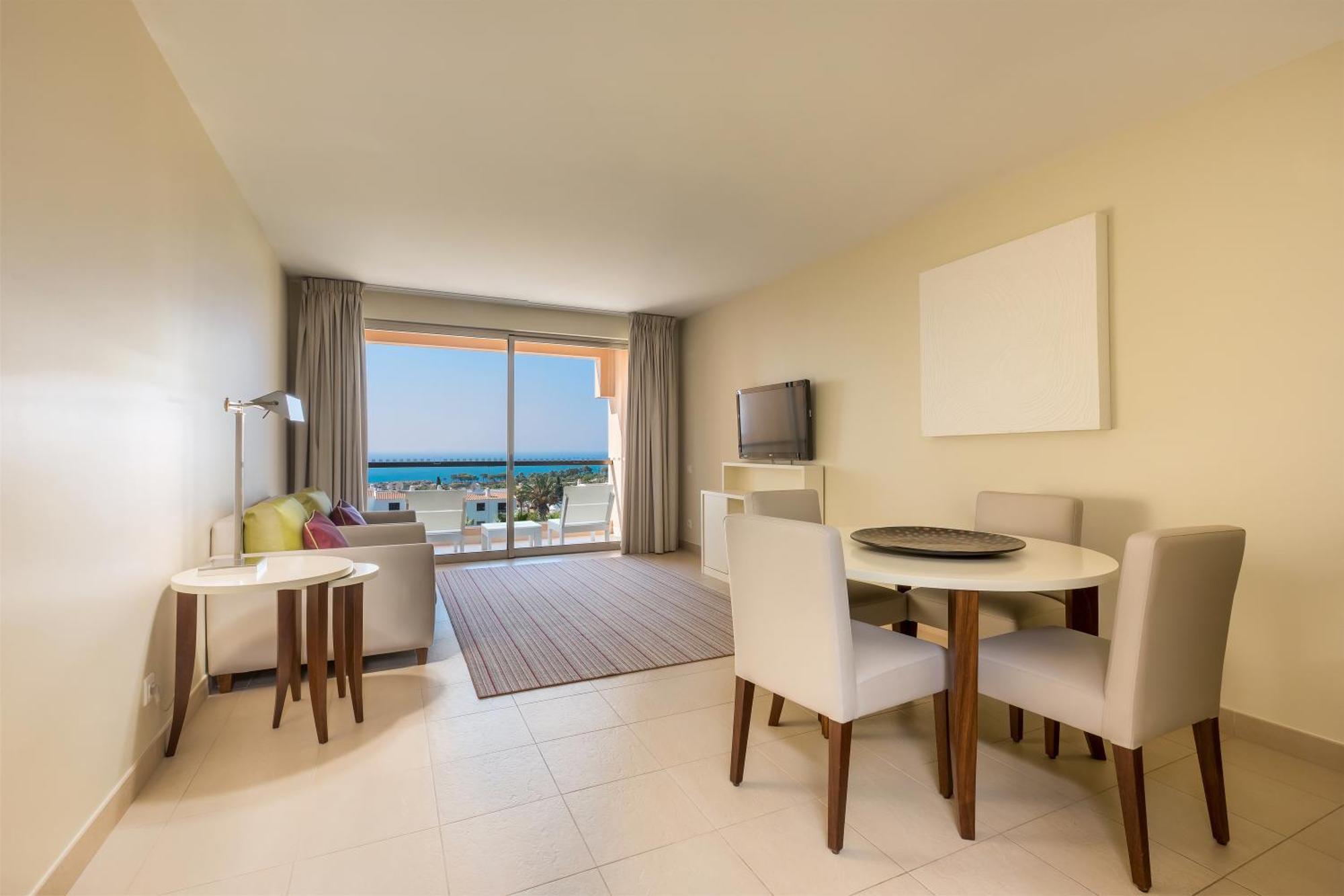 One-Bedroom Suite Sea View