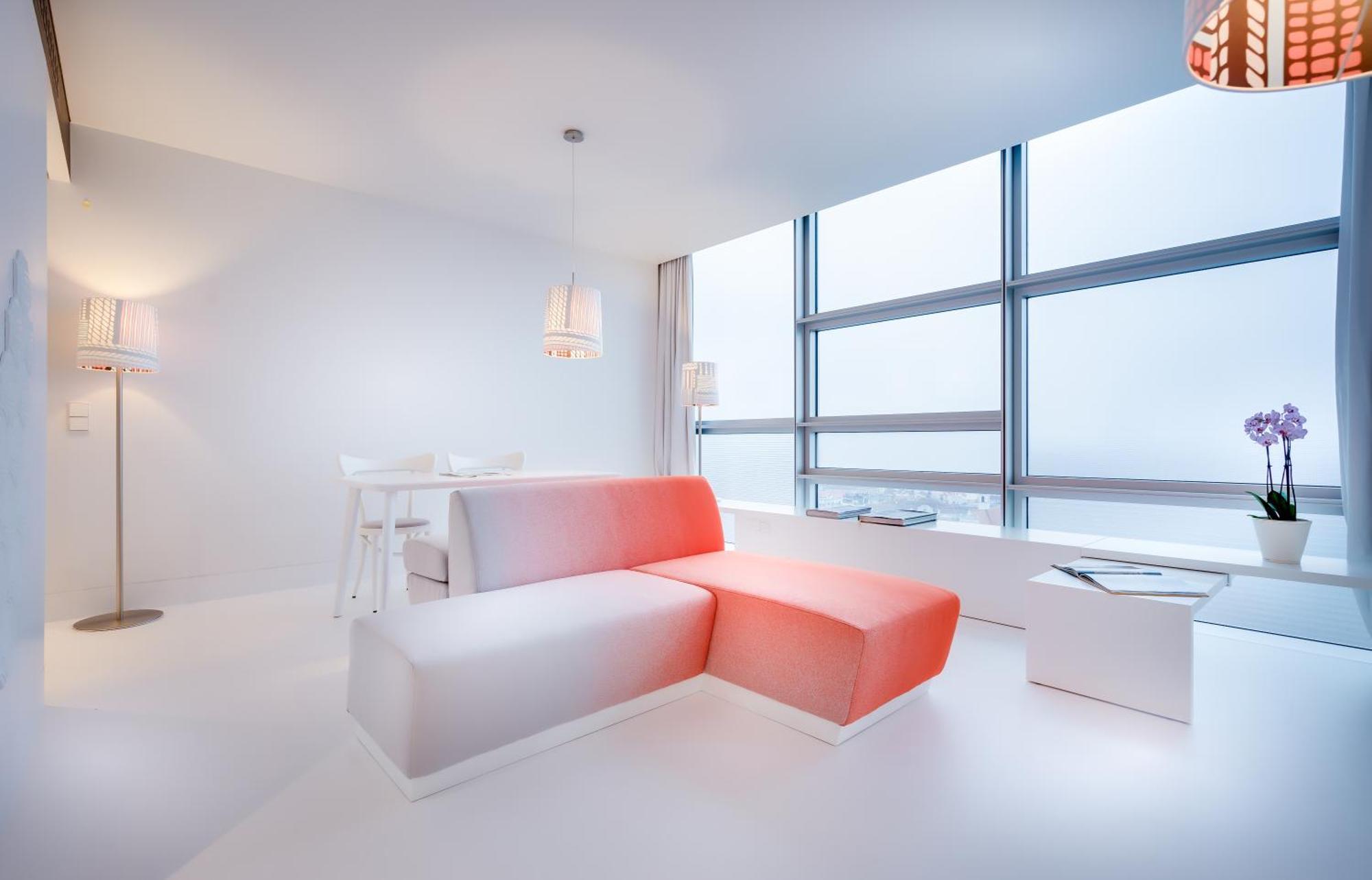 Junior Suite – Ferris Wheel View king bed