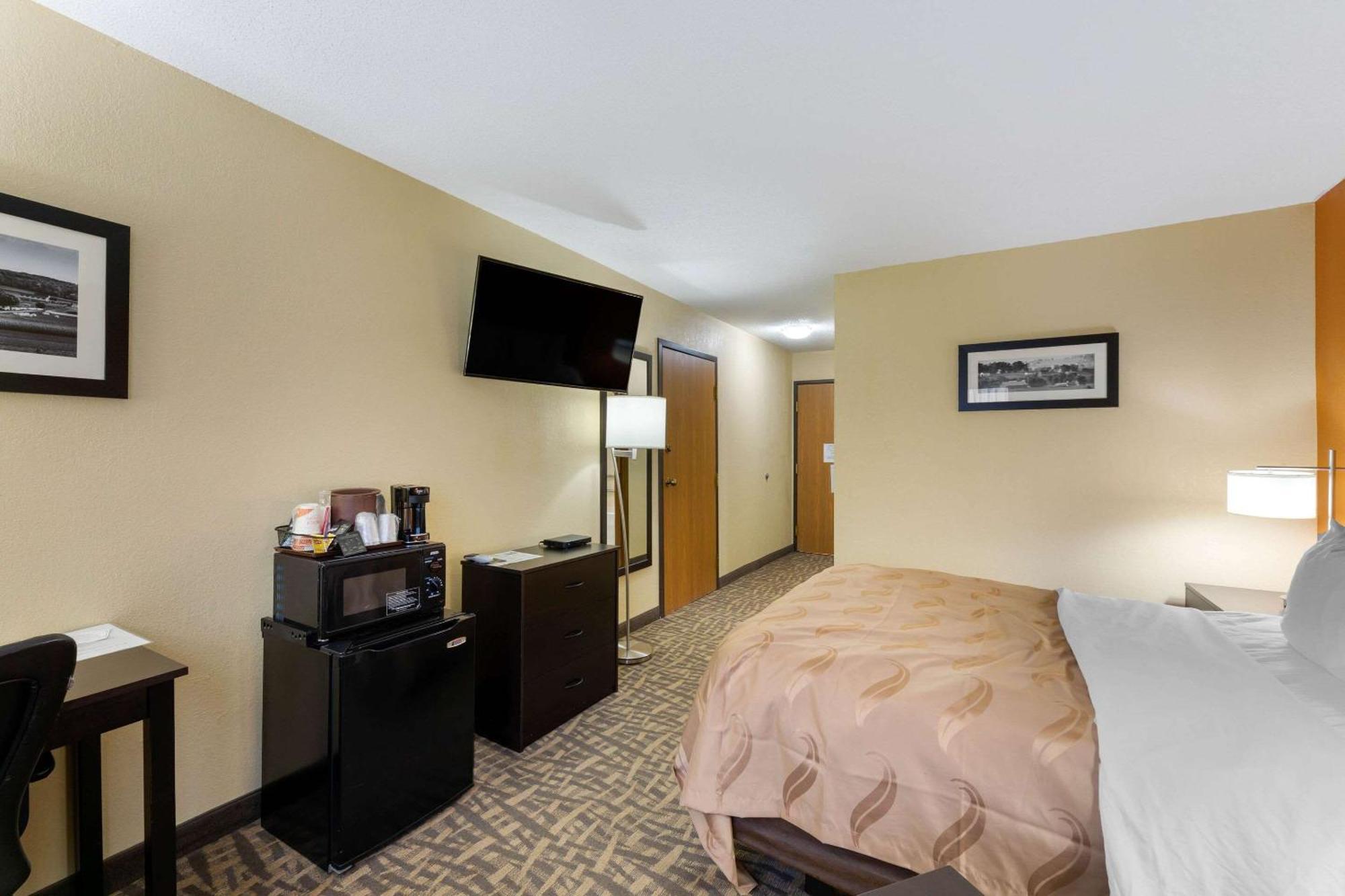 Queen Room Accessible or Nonsmoking