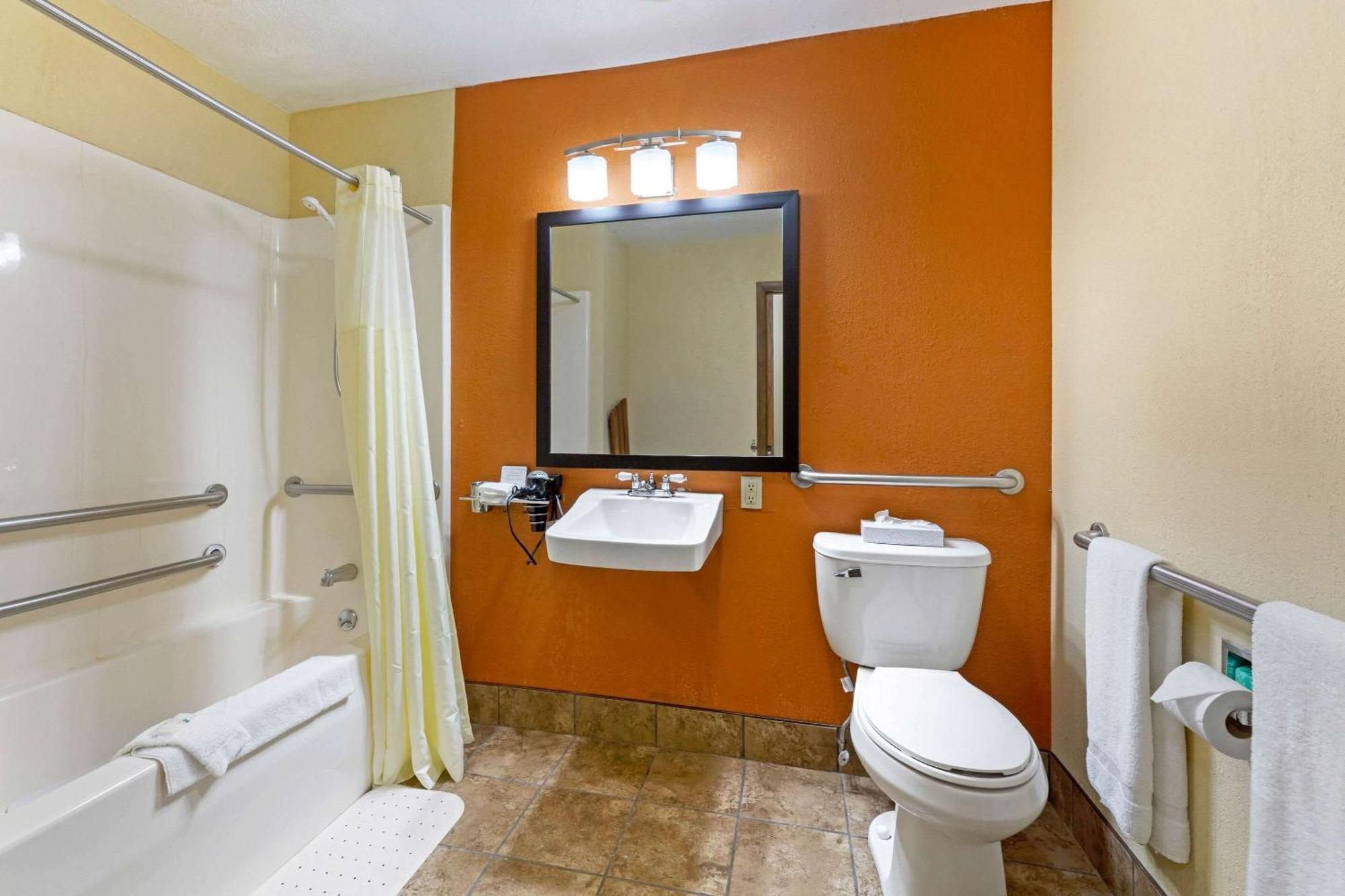 Queen Room Accessible or Nonsmoking