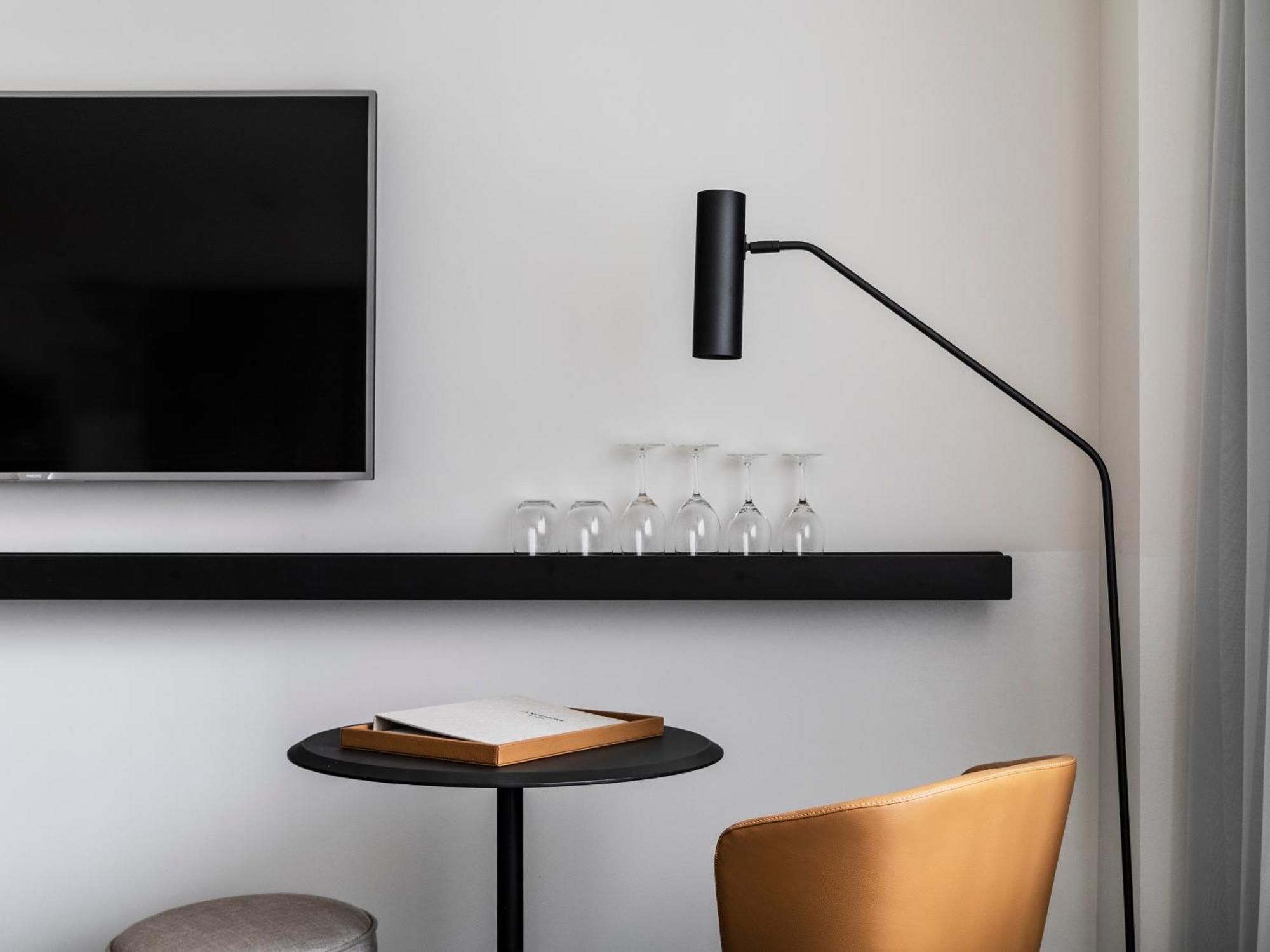 Lancemore King Room – complimentary drinks during hosted hour WiFi
