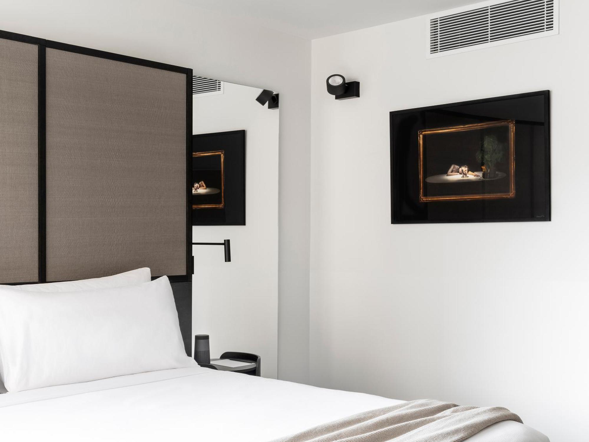 Lancemore King Room – complimentary drinks during hosted hour WiFi