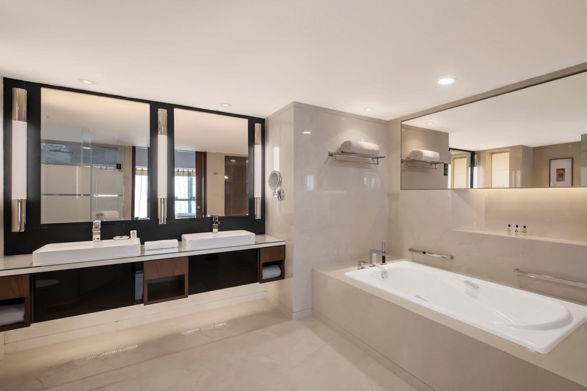 1 King Diplomatic Suite Lounge Access City View High Floor