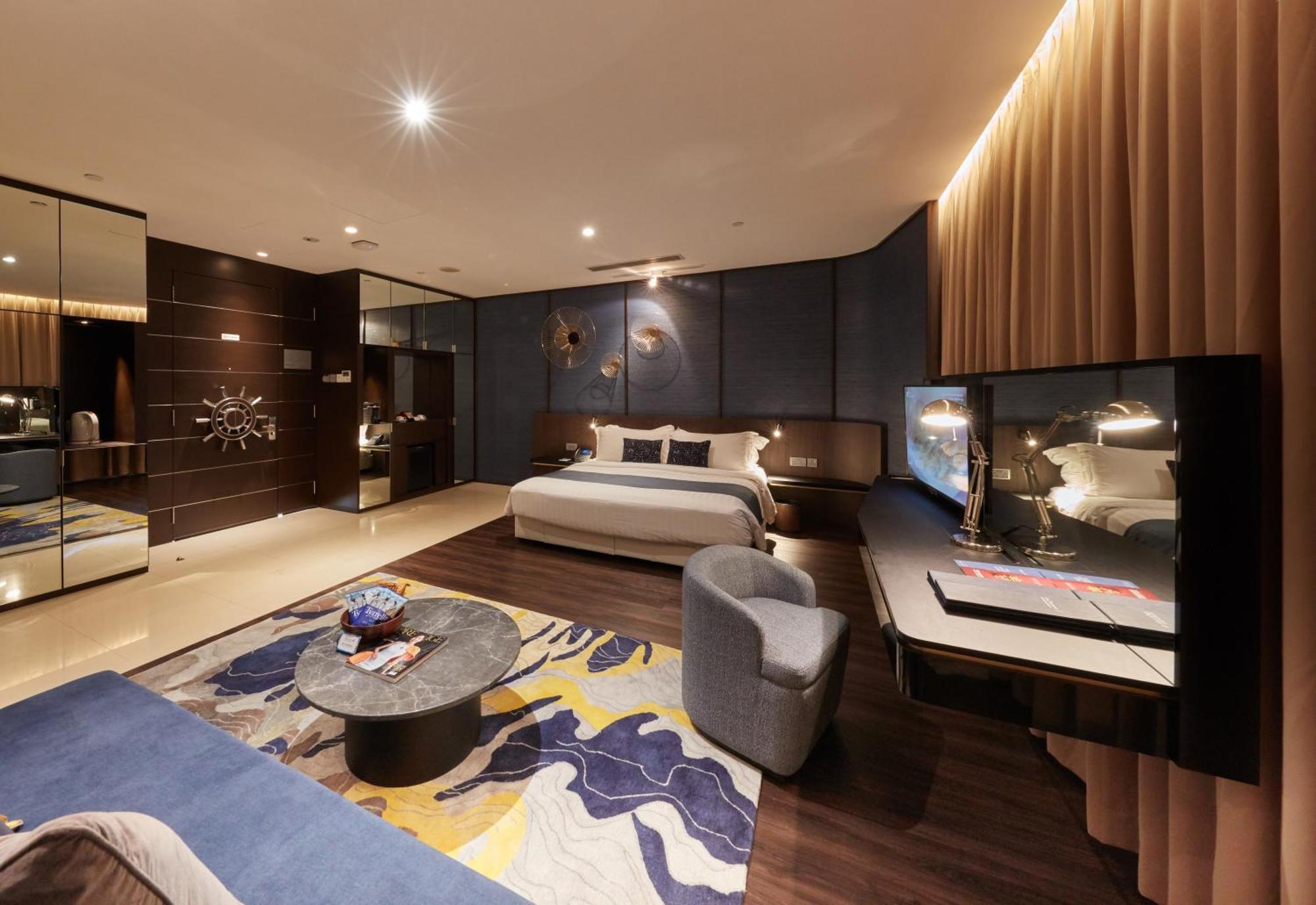 Monte Carlo 2 Suite Room
