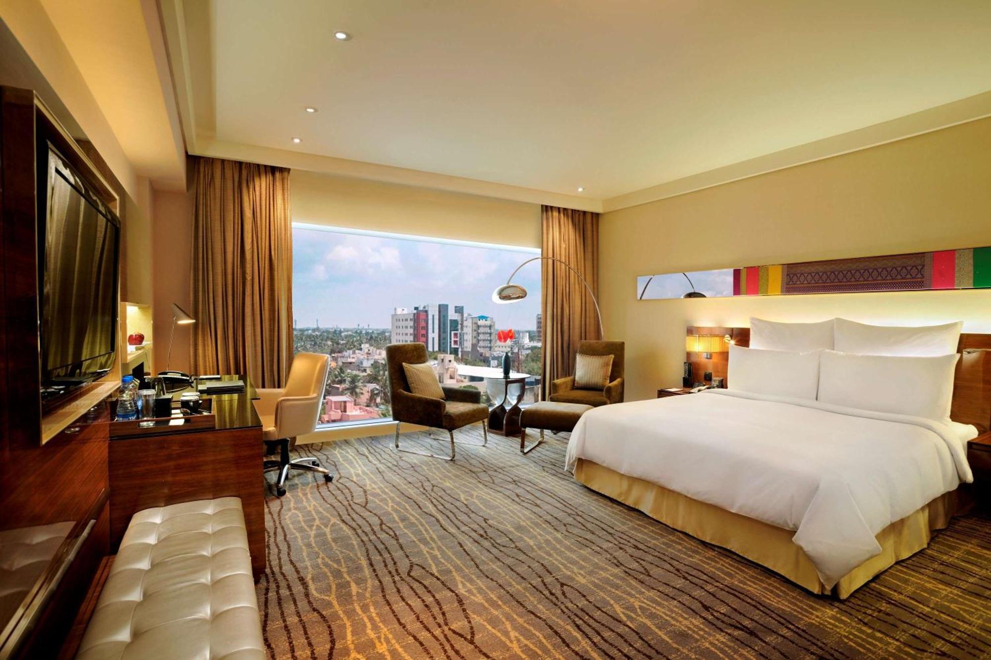 Deluxe King Hilton Room City View High Floor