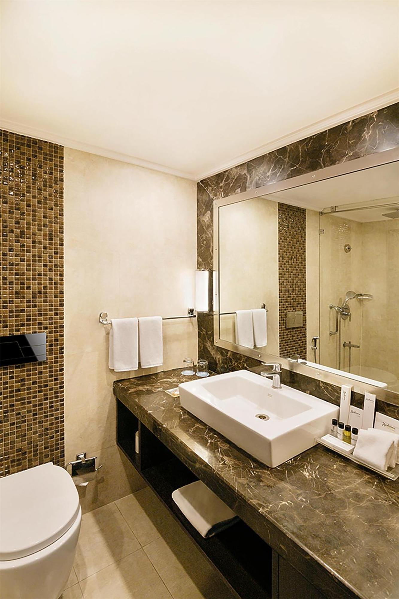 Junior Suite 1 Way Airport Transfer on SPA laundry INR 500 F&B credit on Fruit basket on the of arrival 4 pcs of Laundry or room or 2 pints of house beer once during stayINR 500 credit on buffet at Mosaic Restaurant